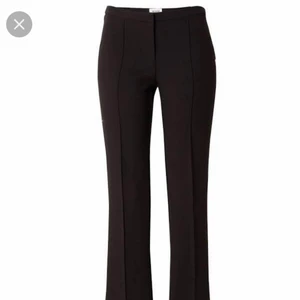 Lågmidjade kostymbyxor - Säljer dessa kostymbyxor då dom är lite för stora för mig❤️fin passform och bra längd för mig, är 1,70❤️ liten effekt vilket är att en knapp har låstnat vilket inte gör någon skillnad då man fortfarande kan stänga dem, köparen står för frakten❤️köpta för 500