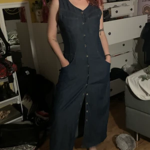 Lång jeansklänning  - Jeansklänning med knappar hela vägen ner