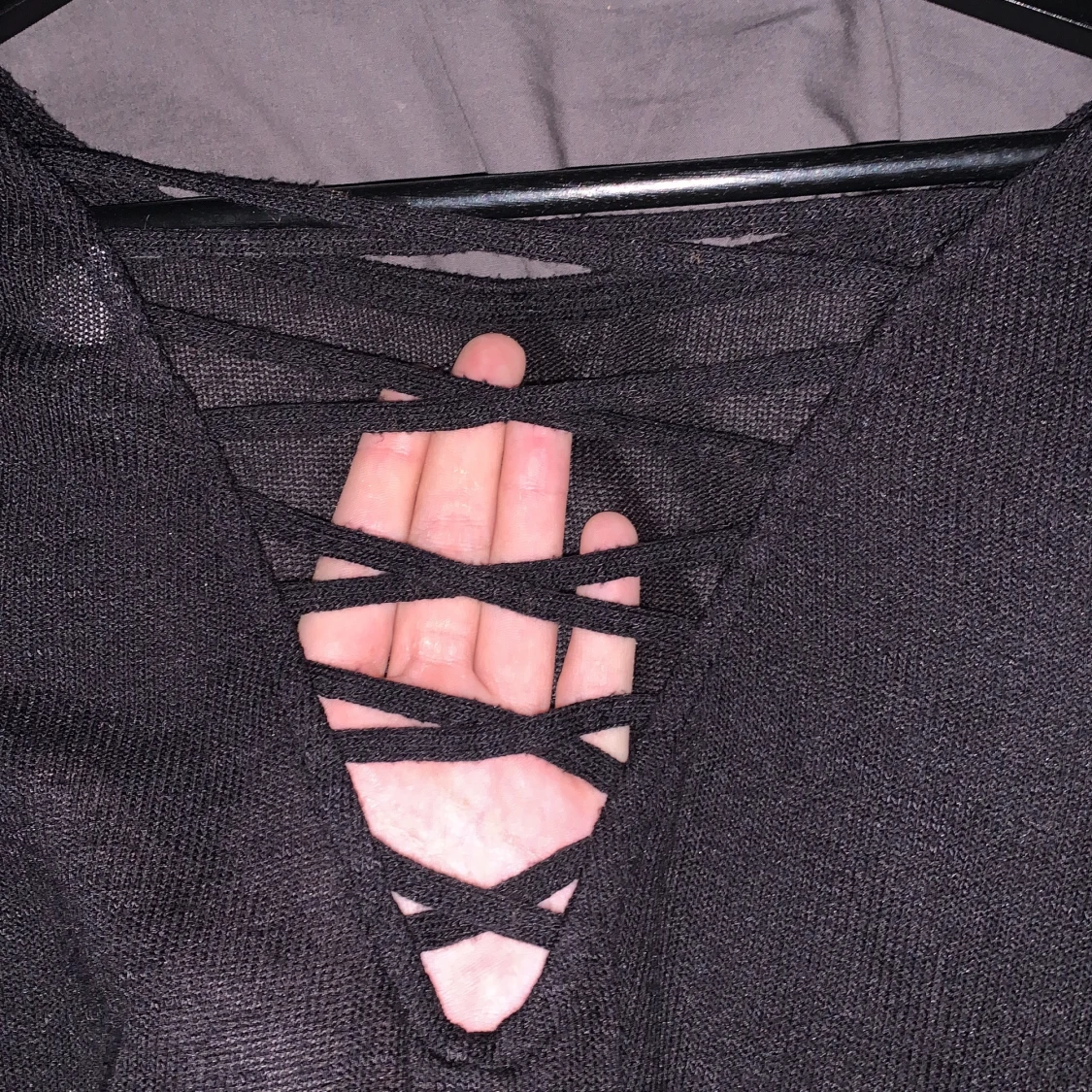 långärmad svart tröja med urringning  - 90