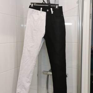 Svarta och vita jeans