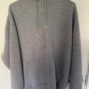 En overzised hoodie i ljusgrå från asos i storlek S men passar även XS som är använd fåtal gånger och är i väldigt bra skick