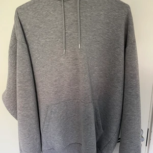 overzise grå hoodie - En overzised hoodie i ljusgrå från asos i storlek S men passar även XS som är använd fåtal gånger och är i väldigt bra skick