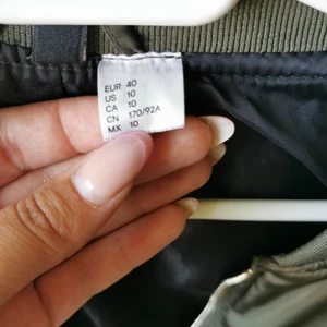 Jacka - Använt några gånger. Står storlek 40 men jag är en 38 och passar jätte bra. 