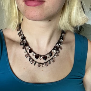 Halsband - Superfint halsband med hjärtan som ser svarta ut typ men i ljuset ser man att de är lila :-) 