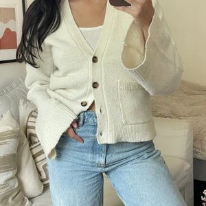 Kofta strl xs na-kd - Superfin stickad kofta från Claire rose x na-kd, köpt för 399kr. Använt några få ggr så den är i fint skick 💕