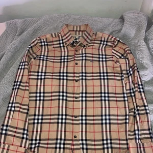 Burberry skjorta - Långärmad burberry skjorta Bra skick Storlek L