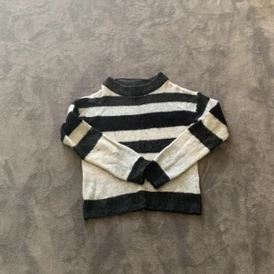 Randig stickad tröja - Fin stickad tröja från Vero Moda, aldrig använd, bra skick😊