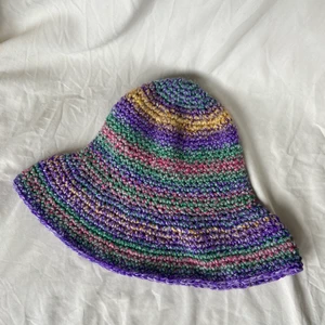 Virkad hatt - Superfin virkad hatt i mixade färger. Gratis vanlig frakt!