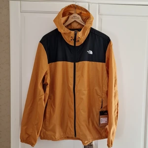 The North Face jacka Sunddowener XL - Helt ny jacka med tags. Regular Fit: ett storleksnära plagg med normal passform som ger en skräddarsydd och bekväm känsla. När solen sänker sig eller vinden friskar i behöver du inte leta längre än till Sundowner Jacka för ett lätt extralager.