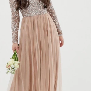 Långärmad maxiklänning - Långärmad maxiklänning med paljetter i storlek 38 (S).  Använd endast 1gång i Max 3h. Modest klänning i petite modell. Passar även storlek 36. Köpare står för frakt