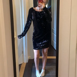 glittrig klänning - säljer denna klänning som passar skit bra till nyår