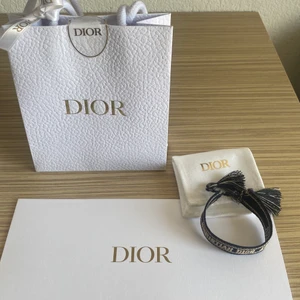 Dior armband  - Jag säljer nu detta helt nya dior armband köpt i   Monaco. Jag har kvitto och allt för armbandet. Anledning till att jag säljer ett helt nytt armband är för armbanden köps som sett då man får två armband och jag ville bara ha det ena. Så ny pris 3700kr