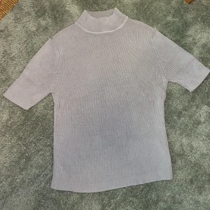 Silvrig polo tshirt - En grå/silvrig tröja i stl s i bra skick❤️