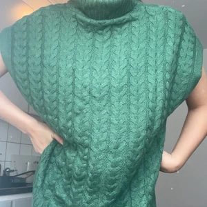 grön kabelstickad väst - mörkgrön kabelstickad väst från shein. aldrig använd. onesize