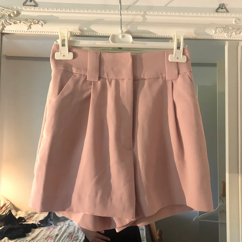 Jättefina rosa kostymahorts i storlek 32. Aldrig använda då de var för små 🌸🌸 . Shorts.
