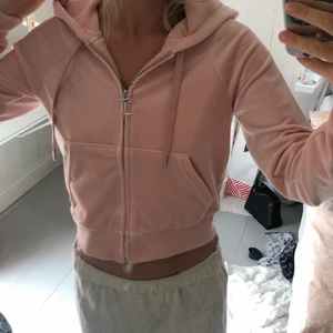 Juicy Couture kofta helt ny - Kollar ifall någon är intresserad utav denna helt nya kofta med prislapp kvar. Storleken är xs och nypris är 929kr. Säljer för 450kr och frakten är 49kr 💕