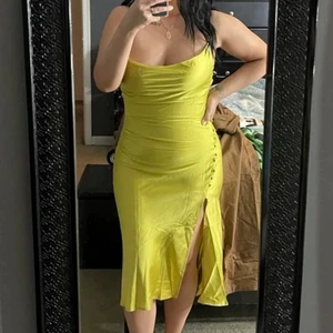 Klänning - Senaps gul silkes klänning storlek XS 