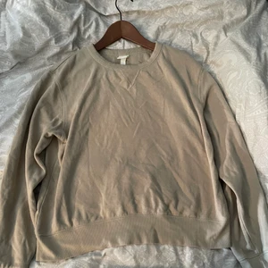 Snygg långärmad tröja  - Fin tröja från hm, lite kortare i modellen🥰