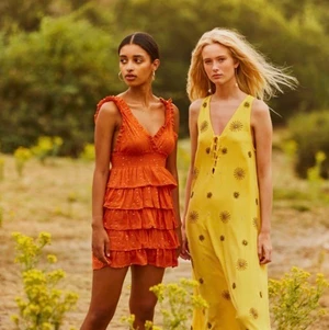 Kort orange sommarklänning - Säljer min otroligt unika klänningen från märket sundress som är köpt i Bonifacio, Corsica. En orange klänning med volanger och paljetter i skönt material och fantastiskt fin! Nypris 1500kr