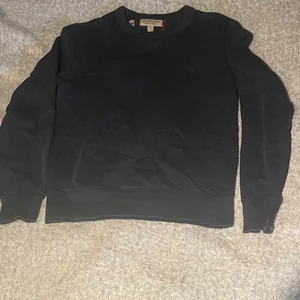 Burberry tröja - Stl: XS  Köpte den av ett liknande merch Sweden och då var den helt oanvänd, Har använt den Max 5 ggr.