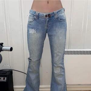 Jättefina jeans som e lågmidjade med detaljer på fickorna. Tjejen som har dessa på sig är 1,64 m. Om ni vill ha mått eller sånt skriv till mig privat!❤️❤️❤️❤️ Jag står för frakten!❤️