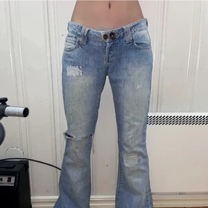 lågmidjade jeans  - Jättefina jeans som e lågmidjade med detaljer på fickorna. Tjejen som har dessa på sig är 1,64 m. Om ni vill ha mått eller sånt skriv till mig privat!❤️❤️❤️❤️ Jag står för frakten!❤️