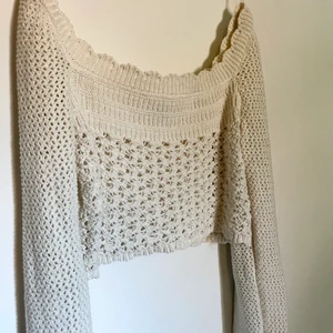 Vit stickad tröja från chiquelle - Vi stickad tröjan från chiquelle i storlek xs/s. Använd ett fåtal gånger. Säljer då jag inte använder den längre. Kan mötas upp i sthlm och västerås. Vid frakt står köparen för frakt kostnaderna.☺️💕