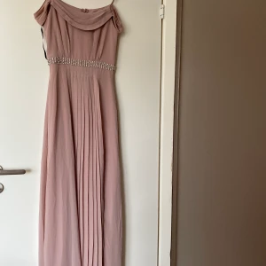 Långklänning - Långklänning från ASOS märket är TFNC, använd 1 gång. Perfekt till bröllop eller finare tillställningar. 