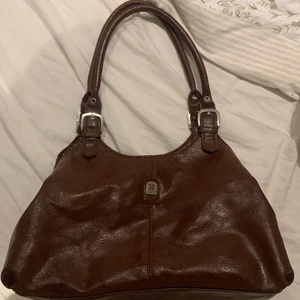 Brun väska  - Säljer denna ursnygga bruna väska🥰 200 kr+frakt