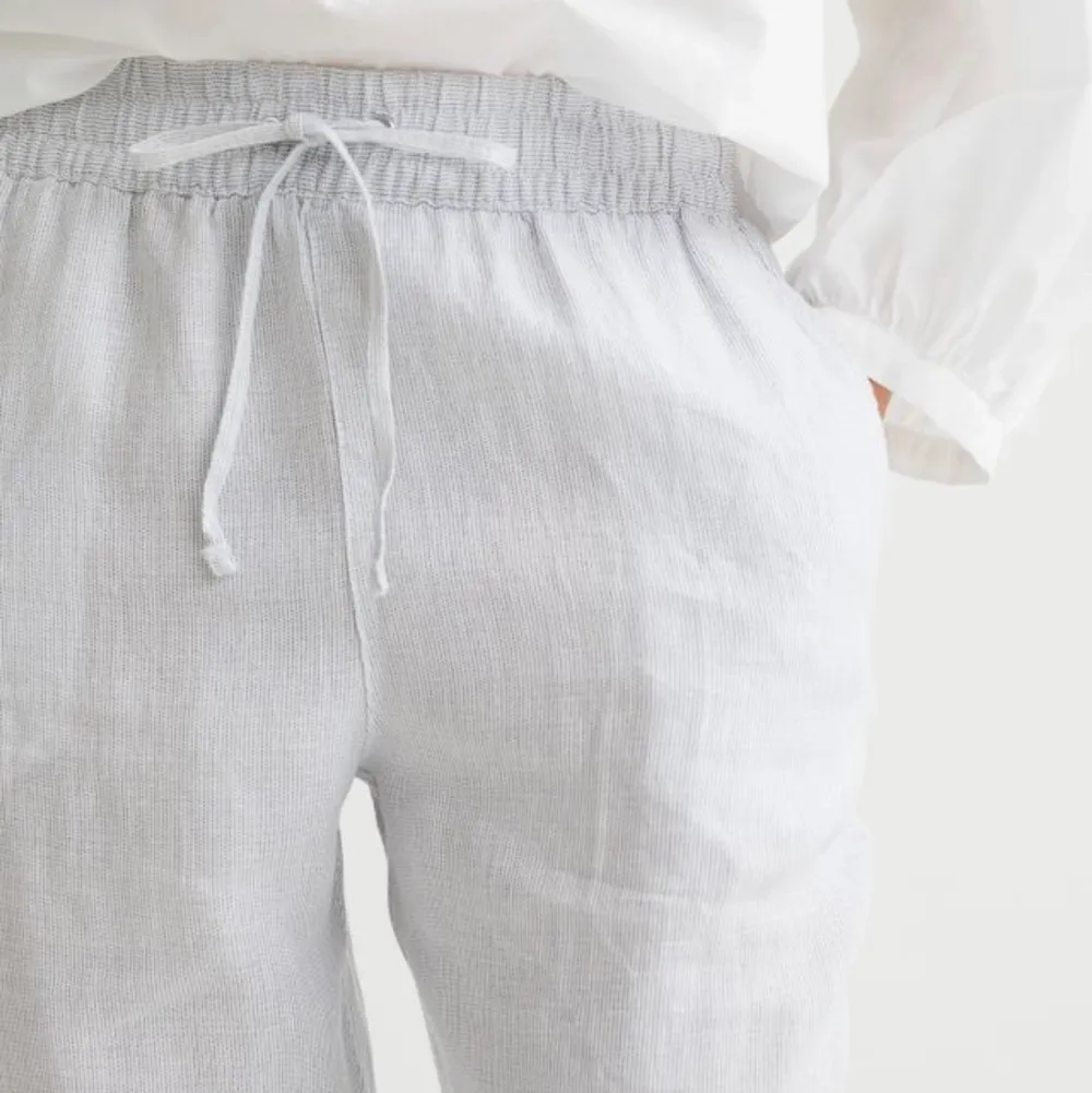 Säljer mina snygga vita linnebyxor från hm i mycket bra skick endast använda fåtal gånger! Helt slutsålda. ‼️De är vita inte som på bilderna‼️ Nypriset är 299k Startbud: 150kr❤️‍🔥. Jeans & Byxor.