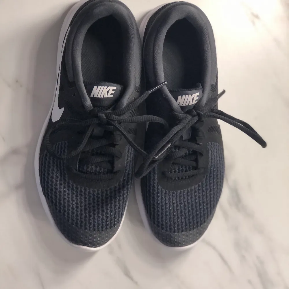 Snygga Nike spring/idrott skor. Endast använda inomhus så riktigt fina (som nya) . Skor.