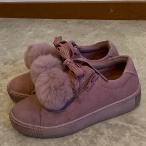 Din sko i storlek 34 - Säljer dessa fina skor i storlek 34!✨