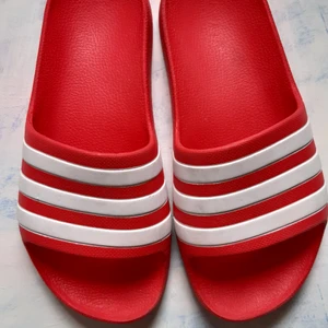 Äkta Adidas tofflor  - Jättebra skick 
