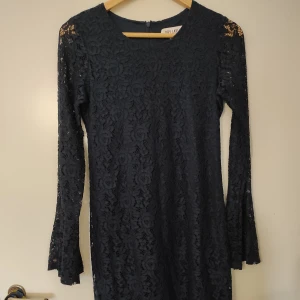 Dry lake - Super snygg klänning, använd en gång. Faller jätte fint på. Dragkedja I rygg