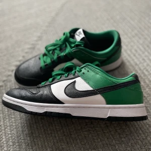 Nike Dunks - Specialdesignade ”Nike By You Dunks”. Mycket bra skick endast använda ett fåtal gånger. Original box ingår och digitalt kvitto. Priset kan gå ner vid snabb affär