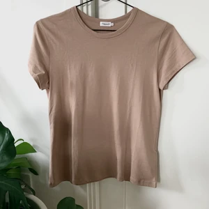 Beige t-shirt Filippa K - Aldrig använd T-shirt i beige färg från Filippa K. Nypris: 350:- Storlek: XS