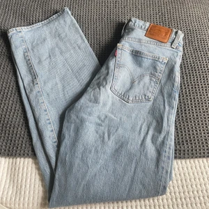 Levis ribcage straight ankle jeans - Säljer mina fina Levis jeans nu på grund av att jag inte använder som längre, jättefint skick och har väldigt stretchigt och skönt material! Köparen står för frakt