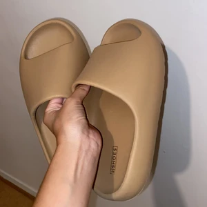 Nelly tofflor - Tofflor från nelly, gick ut med dom 1 gång men passa ej mig 🌸  