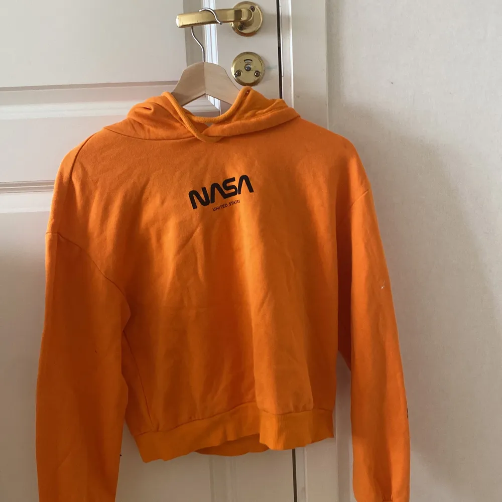  Orange tröja med nasa tryck använ men i bra skick . Hoodies.