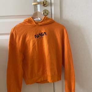  Orange tröja med nasa tryck använ men i bra skick 