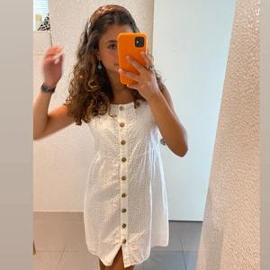 Klänning  - Sommar klänning som är perfekt att ha som både vardagsklänning men även för lite finare stunder!!!