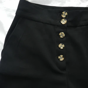 Kostymbyxor från monki - Svarta kostymbyxor från monki som är helt oanvända då de är för korta på mig som är 173! Skriv för frågor eller fler bilder