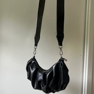 Väska  - Snygg svart väska med dragkedja.  Brunt inner tyg.  Fint skick. 