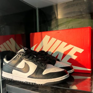Nike Dunk low panda 🐼  - Nike dunk low panda i storlek 42! 🔥 Mycket bra skick 🔥 ✅Dessa skor är av en klassisk vit/svart färg som är lätt att matcha✅ ⚡️Box och kvitto finns⚡️ 🦋Skickar gärna fler bilder/ svarar på frågor i DM🦋 🍀priset kan diskuteras vid snabb affär 🍀