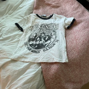 Pull and bear tröja med tryck - En pull and bear tröja med tryck jätte skön storlekn är S lite lite genomskinlig men inte alls mycket 120kr +  frakt som kan delas på 