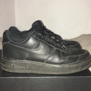 Säljer eller byter mina air force 1  - Säljer mina black air force 1 dom är bra skick kan tvätta dom innan jag säljer dom har inte kartong till dem kan mötas halmstad💝💖