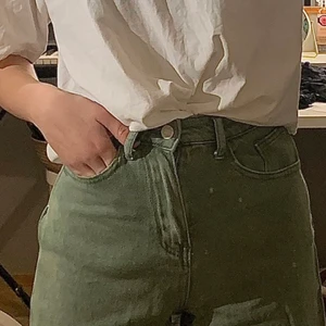 Jeans - Gröna jeans, storlek xs  Stora i benen liten i midjan, insydda ca 1-2 cm från midja ner till benet. 