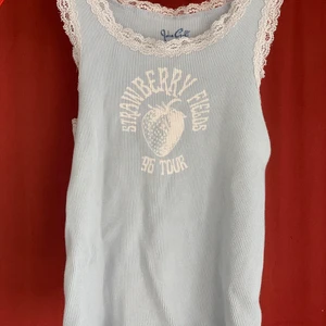 Ljusblått linne - Ett jätteskönt ljusblått linne m spets i XS/S. Lite croppad, sitter lite över naveln! (Vet ej frakt, kollar upp om det skulle vara någon som vill köpa) och 