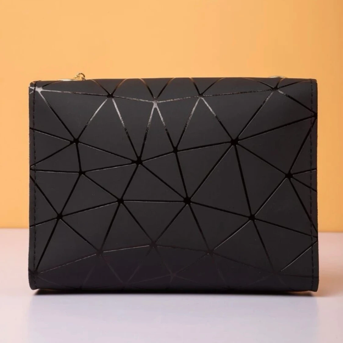 Liten svart väska med vridlås.  - 91