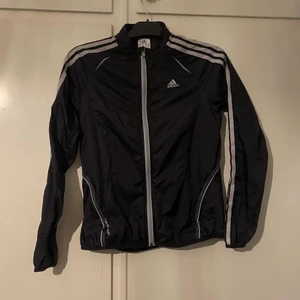 Adidas jacka - Aldrig använd nästan så den är i nyskick 